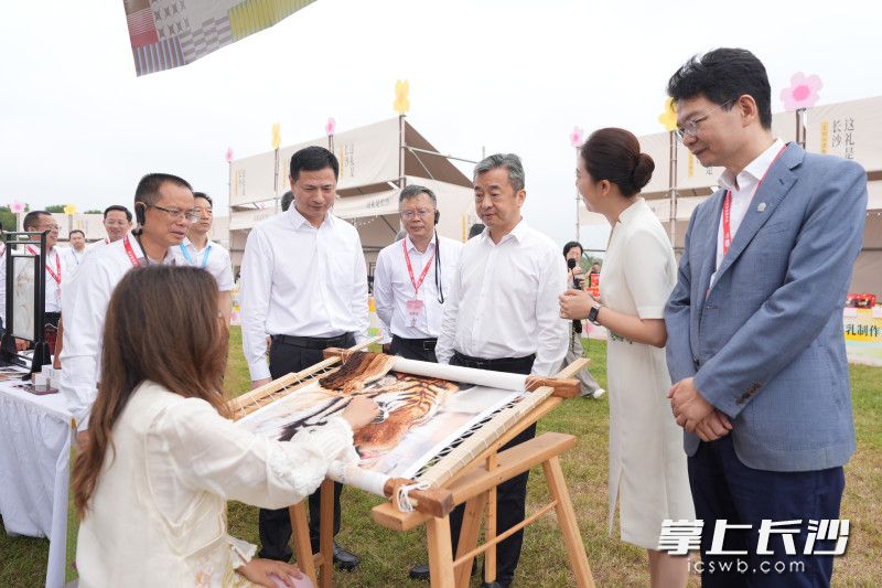 会前,与会嘉宾现场观摩长沙县重点文旅项目。 均为长沙晚报全媒体记者 郭雨滴 摄 会前,与会嘉宾现场观摩长沙县重点文旅项目。 均为长沙晚报全媒体记者 郭雨滴 摄