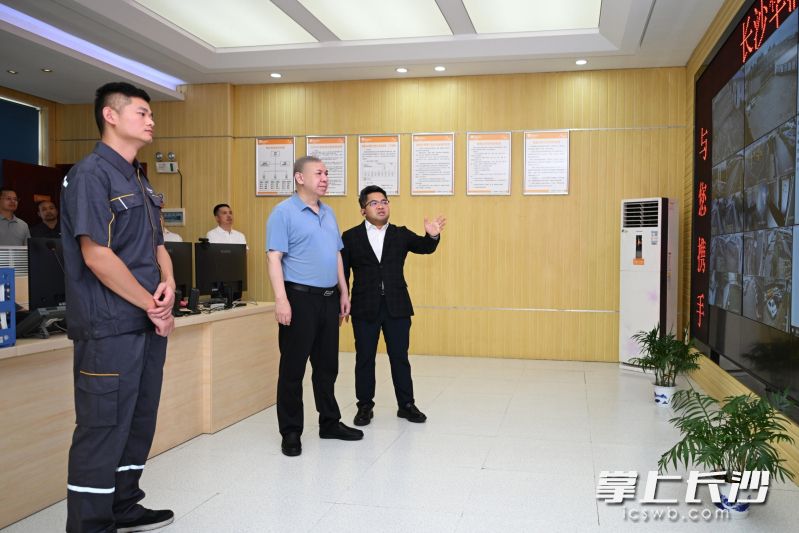 刘新良在长沙华润燃气有限公司检查督导安全生产工作。 均为长沙晚报全媒体记者盛磊摄 刘新良在长沙华润燃气有限公司检查督导安全生产工作。 均为长沙晚报全媒体记者盛磊摄