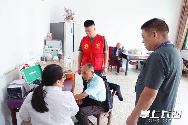 医护人员为烈属提供健康义诊服务。 医护人员为烈属提供健康义诊服务。