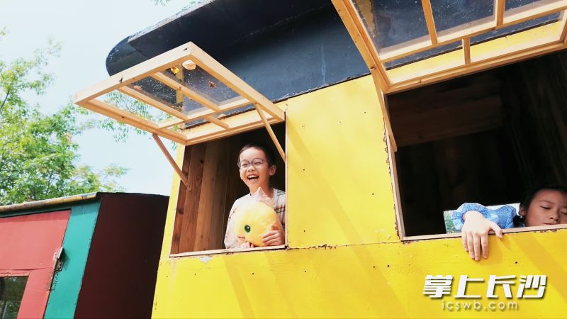 废弃火车改造成了孩子们的乐园。 废弃火车改造成了孩子们的乐园。
