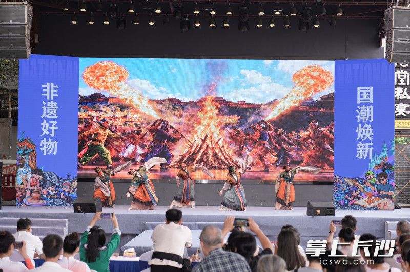 现场表演。 现场表演。