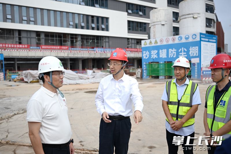 在湖南中医药大学第一附属医院岳麓院区(一期)项目督导检查危大工程现场管控、应急处置等情况。