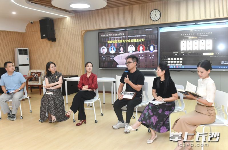 圆桌论坛环节,五位教育嘉宾围绕“阅读如何成为教师专业成长的源头活水”展开深度思辨。 圆桌论坛环节,五位教育嘉宾围绕“阅读如何成为教师专业成长的源头活水”展开深度思辨。