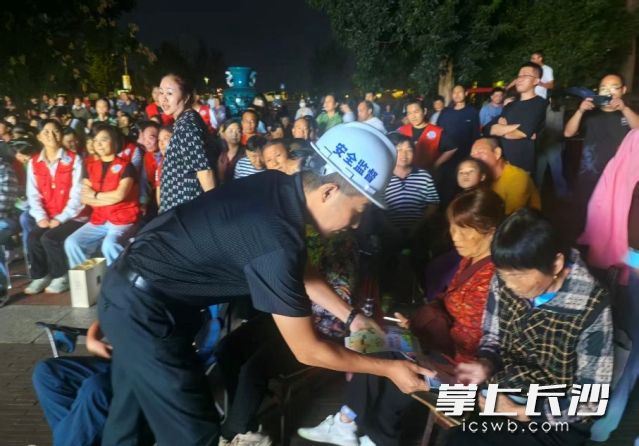 送戏活动间隙“安全宣传屋场会”火热开展。均为长沙晚报通讯员 王晴供图 送戏活动间隙“安全宣传屋场会”火热开展。均为长沙晚报通讯员 王晴供图