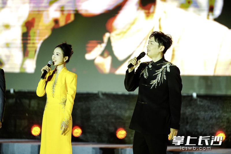 “中医奶爸”周有君携妻子黄寸芷登台,参与压轴节目《薪火弦歌》演出。 “中医奶爸”周有君携妻子黄寸芷登台,参与压轴节目《薪火弦歌》演出。
