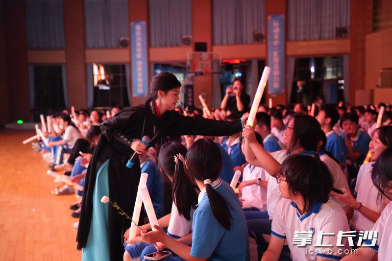 表演学生与观众热情互动，大家在这个夜晚尽情享受独有的青春。