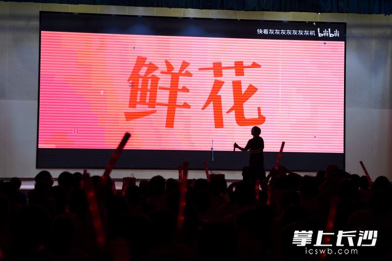 “95后”青年教师肖玉涵成为音乐会“彩蛋”，一曲《鲜花》也是他对学生最美的祝福。