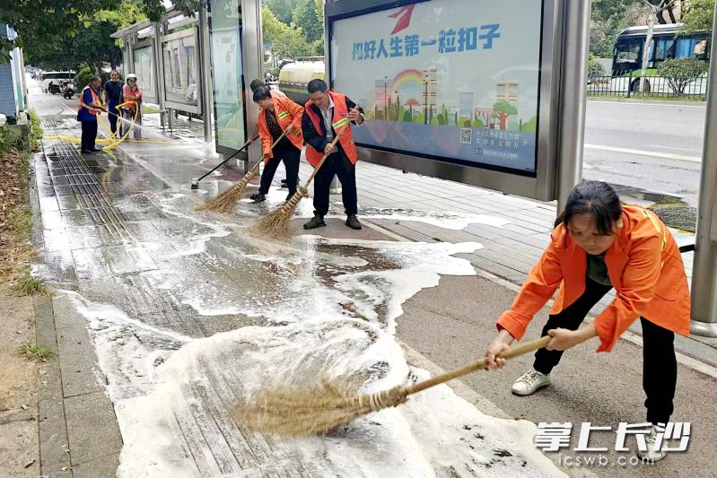 节前，“环卫橙”清洗新区的主次干道路面。湘江早报全媒体记者 黄荣佳 摄