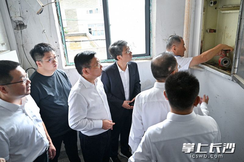 陈博彰以“四不两直”方式,深入开福区通泰街街道暗访消防安全隐患问题。 均为长沙晚报全媒体记者 王志伟 摄 陈博彰以“四不两直”方式,深入开福区通泰街街道暗访消防安全隐患问题。 均为长沙晚报全媒体记者 王志伟 摄