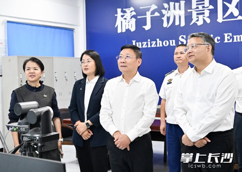 陈博彰在橘子洲景区检查督导安全防范及大客流应对工作。 陈博彰在橘子洲景区检查督导安全防范及大客流应对工作。