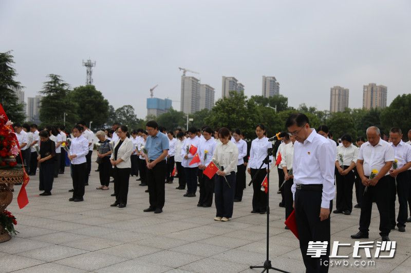 “缅怀先烈功绩·弘扬革命精神”烈士纪念日系列活动在湖南革命陵园举行。通讯员 供图 “缅怀先烈功绩·弘扬革命精神”烈士纪念日系列活动在湖南革命陵园举行。通讯员 供图