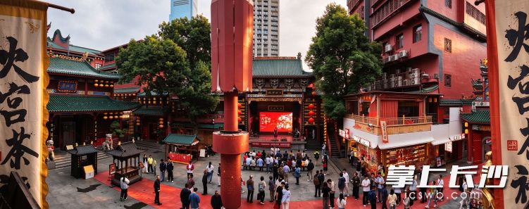 自9月25日起,火宫殿坡子街总店携手长沙市天心区文化馆连开11天中秋国庆大庙会。 自9月25日起,火宫殿坡子街总店携手长沙市天心区文化馆连开11天中秋国庆大庙会。