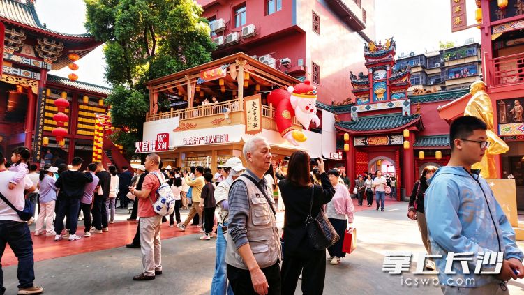 火宫殿庙会人流如织。 火宫殿庙会人流如织。