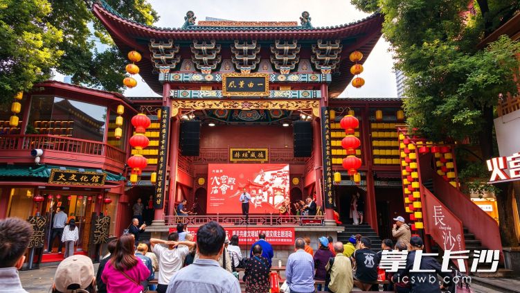 每天11:30,长沙戏窝子在古戏台准时开唱。 每天11:30,长沙戏窝子在古戏台准时开唱。
