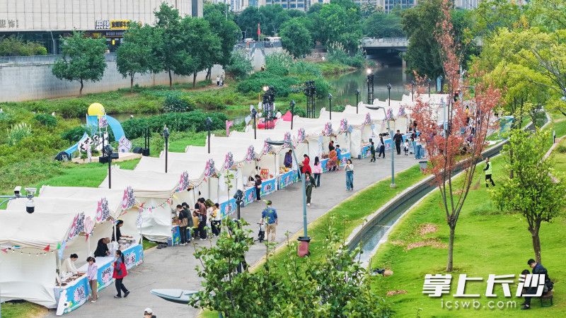 十一期间,“大喜一下”IP晚风音乐会、美好生活市集缤纷呈现,文创手作、非遗体验、轻食咖啡沿河排开。 十一期间,“大喜一下”IP晚风音乐会、美好生活市集缤纷呈现,文创手作、非遗体验、轻食咖啡沿河排开。