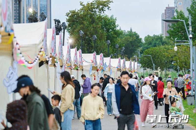 溪悦荟五周年庆暨“十一轻松生活节”正式启幕。 通讯员 廖卓 摄 溪悦荟五周年庆暨“十一轻松生活节”正式启幕。 通讯员 廖卓 摄