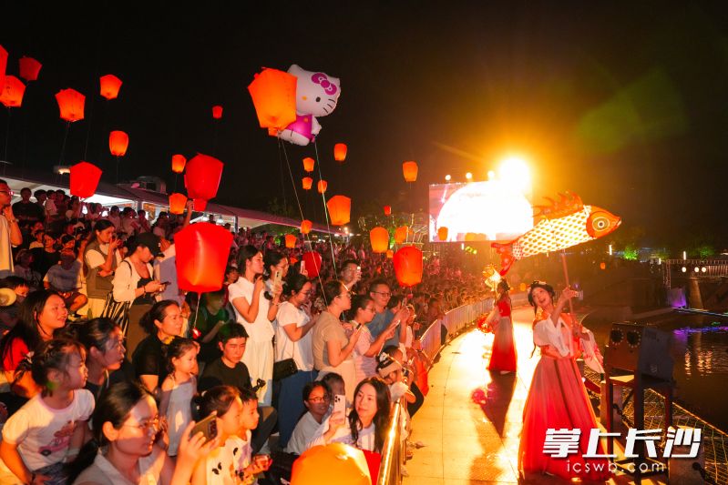 大王山夜场表演丰富多彩。 大王山夜场表演丰富多彩。