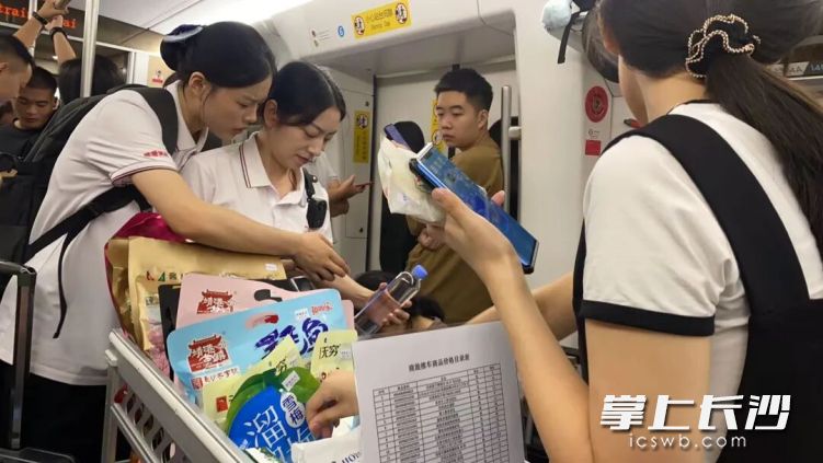 小推车吸引众多乘客。均为 通讯员 供图 小推车吸引众多乘客。均为 通讯员 供图
