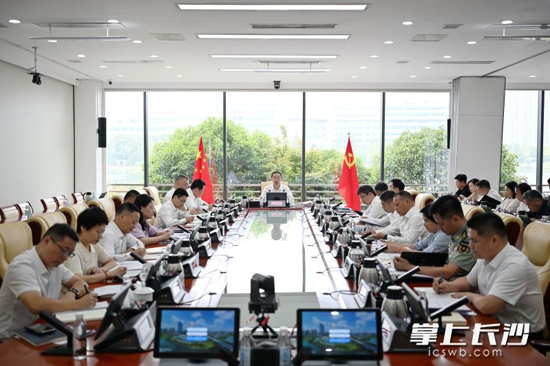 9月30日,湖南湘江新区党工委(长沙高新区党工委、岳麓区委)理论学习中心组开展集体学习。湘江早报全媒体记者 张圣贺 摄 9月30日,湖南湘江新区党工委(长沙高新区党工委、岳麓区委)理论学习中心组开展集体学习。湘江早报全媒体记者 张圣贺 摄