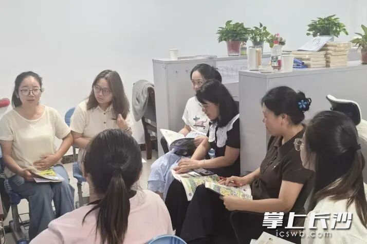 全校各学科教师观摩示范课与亮相课后,分组开展评课研讨活动。 全校各学科教师观摩示范课与亮相课后,分组开展评课研讨活动。