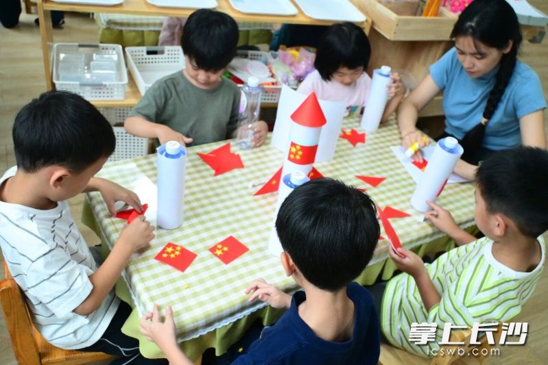 幼儿园小朋友在老师带领下,用废旧材料拼搭火箭模型。 幼儿园小朋友在老师带领下,用废旧材料拼搭火箭模型。