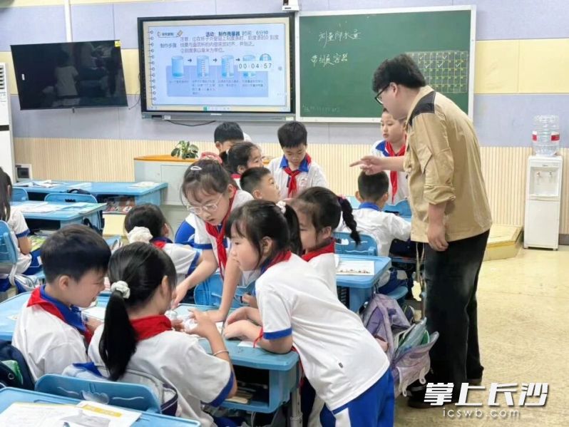 新教师黄鹏博给同学们上科学课《水到哪里去了》。 新教师黄鹏博给同学们上科学课《水到哪里去了》。