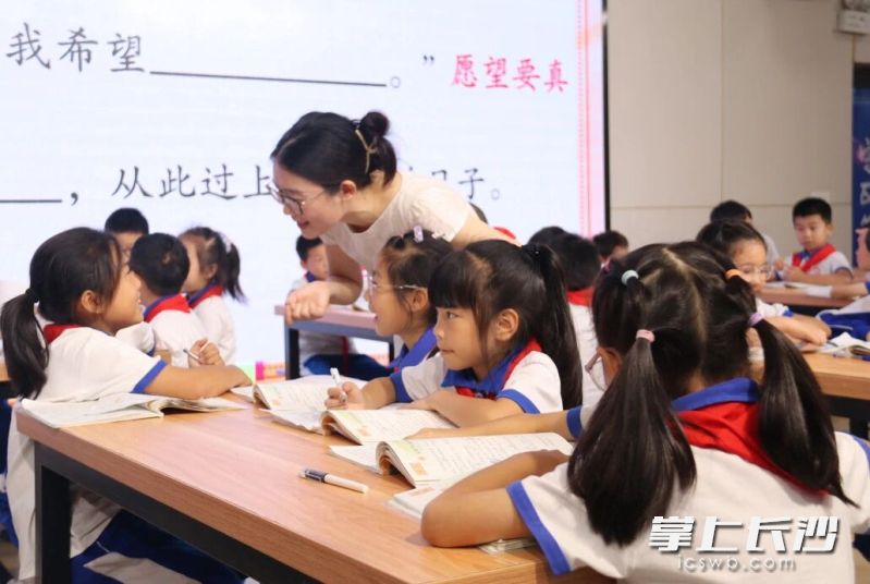朱梅画老师在《宝葫芦的秘密》一课中与同学们交流。均为长沙晚报通讯员 郭智勇 供图 朱梅画老师在《宝葫芦的秘密》一课中与同学们交流。均为长沙晚报通讯员 郭智勇 供图