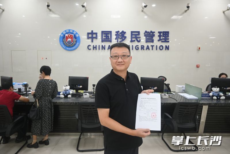中介服务机构展示办理完毕的备案凭证。长沙晚报全媒体记者 张洋子 通讯员 李纪伟 摄 中介服务机构展示办理完毕的备案凭证。长沙晚报全媒体记者 张洋子 通讯员 李纪伟 摄