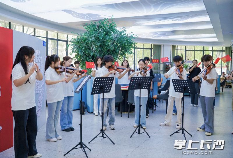 9月30日,长沙民政职业技术学院金茉莉艺术团管弦乐团在校园上演红色小提琴快闪。均为长沙晚报通讯员 罗琼 摄 9月30日,长沙民政职业技术学院金茉莉艺术团管弦乐团在校园上演红色小提琴快闪。均为长沙晚报通讯员 罗琼 摄