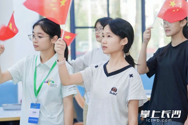 真挚的爱国氛围漫延在校园里。 真挚的爱国氛围漫延在校园里。