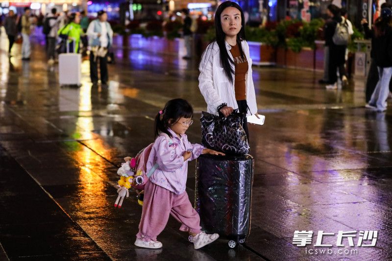 国庆假期首日，火车站西广场，小游客拉上外套拉链。均为长沙晚报全媒体记者 董阳 摄