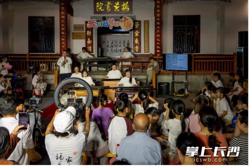 大瑶镇整合本土文化资源,在辖区内打造群众身边的乡土舞台。 大瑶镇整合本土文化资源,在辖区内打造群众身边的乡土舞台。