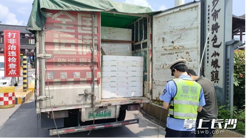 大瑶镇统筹抓实秸秆禁烧、道路交通、违搭违建等安全工作,多措并举织密安全防护网,确保全镇群众平安祥和欢度双节。 大瑶镇统筹抓实秸秆禁烧、道路交通、违搭违建等安全工作,多措并举织密安全防护网,确保全镇群众平安祥和欢度双节。