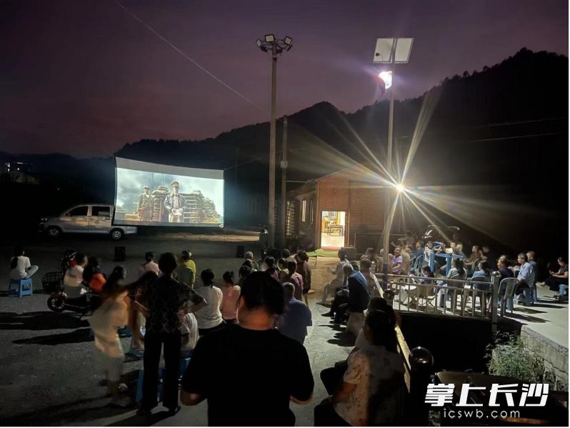 9月30日晚,浏阳大瑶镇多处广场集中播放各类影片。均为长沙晚报通讯员 付敏供图 9月30日晚,浏阳大瑶镇多处广场集中播放各类影片。均为长沙晚报通讯员 付敏供图