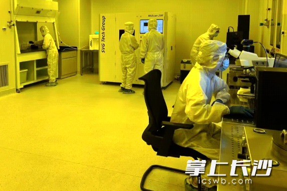 元光智算项目聚焦超表面光学与光计算硬件，图为实验室场景。