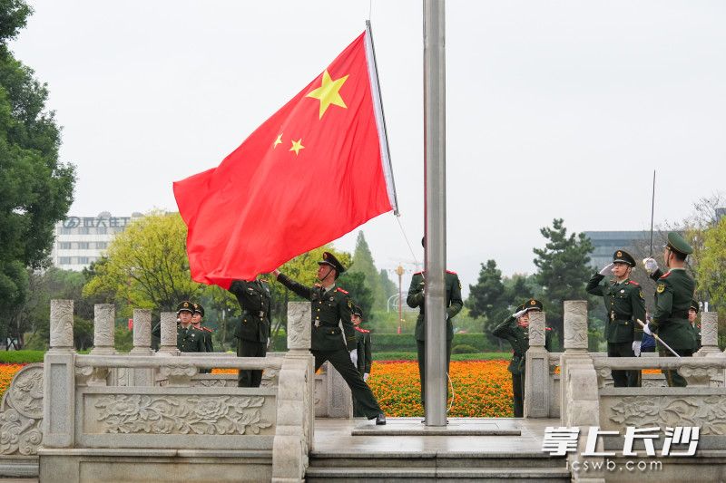 10月1日上午,长沙市直机关举行升国旗仪式。 10月1日上午,长沙市直机关举行升国旗仪式。