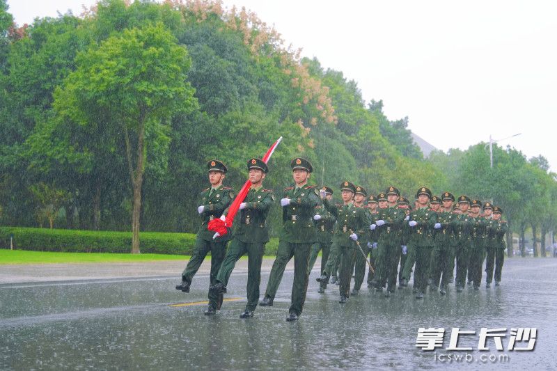 国旗护卫队迈着铿锵有力的步伐走向升旗台。 国旗护卫队迈着铿锵有力的步伐走向升旗台。