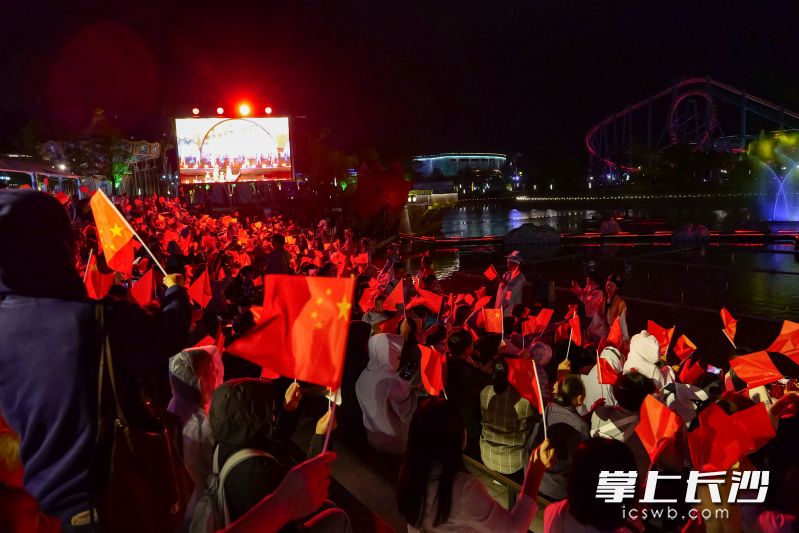 市民游客挥起小红旗,齐唱《我和我的祖国》。湘江早报全媒体记者 范龙贵 摄 市民游客挥起小红旗,齐唱《我和我的祖国》。湘江早报全媒体记者 范龙贵 摄