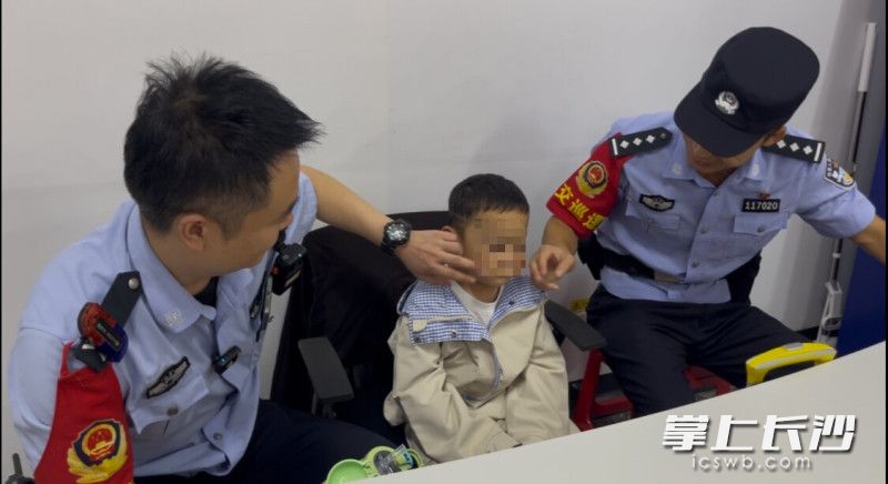 民辅警在安慰与母亲走失的小男孩。均为通讯员 邵青 摄 民辅警在安慰与母亲走失的小男孩。均为通讯员 邵青 摄