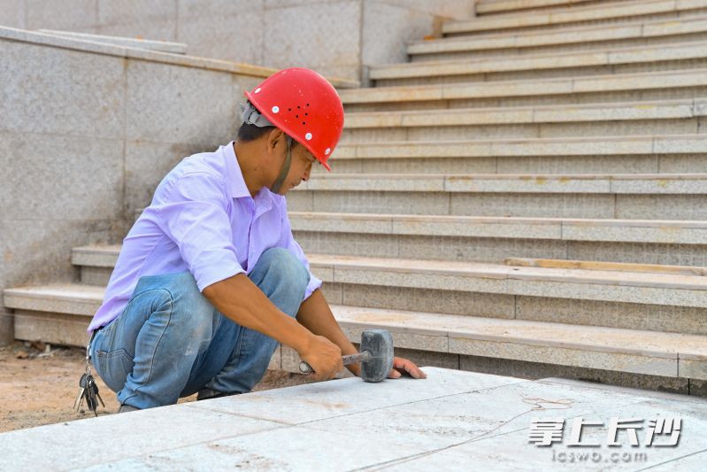 施工人员正在进行作业。 施工人员正在进行作业。
