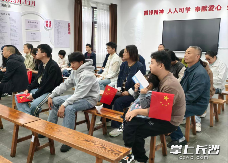 与会同学结合自身学习、生活和志愿服务经历分享感悟。 与会同学结合自身学习、生活和志愿服务经历分享感悟。