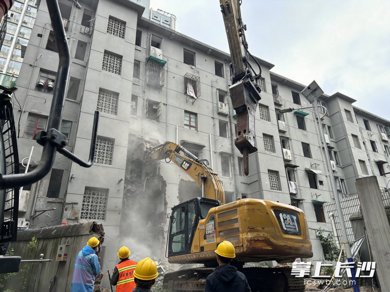 10月3日,芙蓉区韭菜园街道桐荫里社区原长沙市第十二中学教职工宿舍正式启动拆除作业。均为通讯员供图 10月3日,芙蓉区韭菜园街道桐荫里社区原长沙市第十二中学教职工宿舍正式启动拆除作业。均为通讯员供图