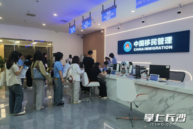在长留学生在位于创业港内的长沙市移民事务服务中心排队办理签证。均为长沙晚报全媒体记者 张馨以 摄 在长留学生在位于创业港内的长沙市移民事务服务中心排队办理签证。均为长沙晚报全媒体记者 张馨以 摄