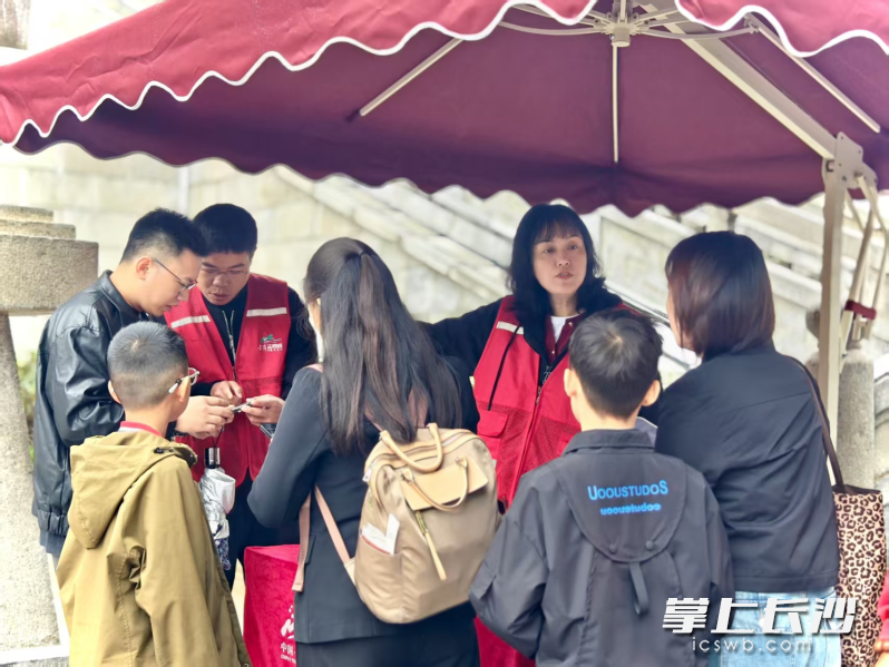 “红马甲”遍布景区。 “红马甲”遍布景区。