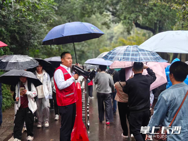 一线志愿服务持续开展,暖心举措伴游园全程。 一线志愿服务持续开展,暖心举措伴游园全程。