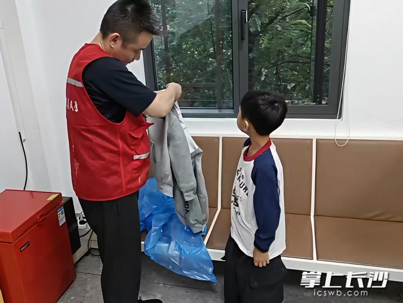 10月3日,景区帮助走失孩童寻找家人。 10月3日,景区帮助走失孩童寻找家人。
