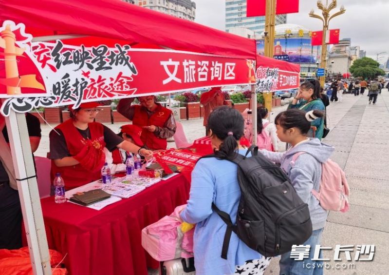 志愿者围绕旅客出行需求,提供行李寄存、饮水补给、应急帮助、手机充电、文旅咨询等多项免费服务。 志愿者围绕旅客出行需求,提供行李寄存、饮水补给、应急帮助、手机充电、文旅咨询等多项免费服务。