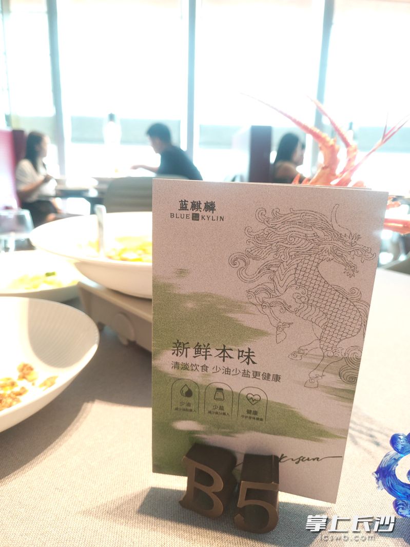 越来越多的本地客人接受清淡的理念,更加享受健康。长沙晚报全媒体记者 徐媛 摄 越来越多的本地客人接受清淡的理念,更加享受健康。长沙晚报全媒体记者 徐媛 摄