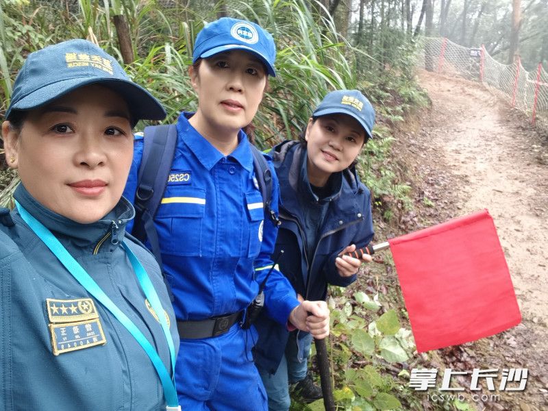 长沙市蓝天救援队队员为赛事提供应急保障。 均为长沙晚报通讯员 曾劲玉 供图 长沙市蓝天救援队队员为赛事提供应急保障。 均为长沙晚报通讯员 曾劲玉 供图