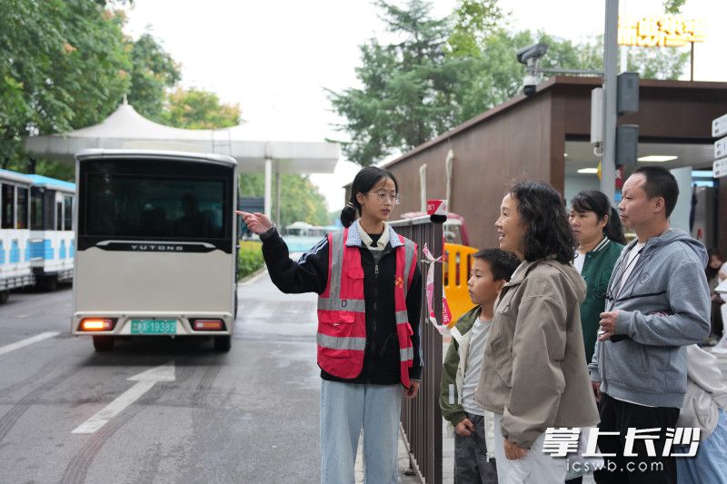 一位志愿者正在引导游客。